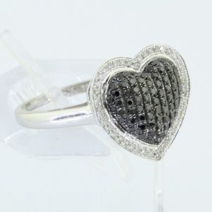 10k White Gold Black & White Diamond Heart Ring